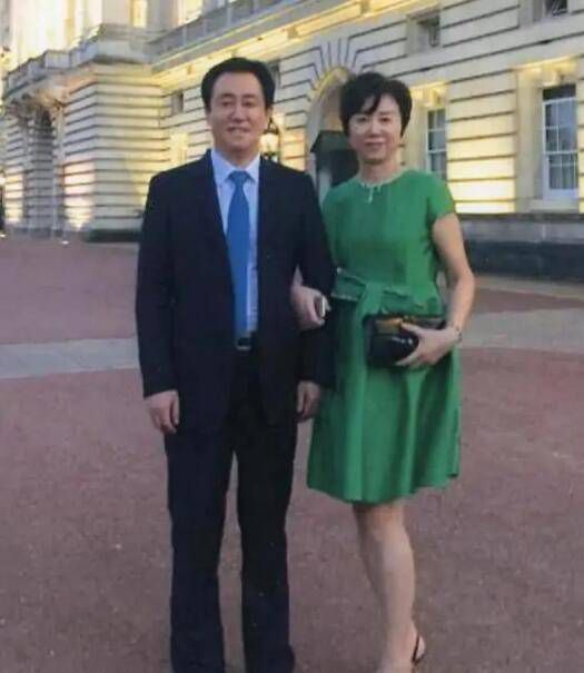 边所长多年以来为了给儿子赎罪，抛却升职的机遇，多年来一向赐顾帮衬着晓晓，而不敢向儿子边辰说失事实。一次偶尔，边辰碰到了纯真的盲女晓晓，两小我日久生情后，边辰才知道晓晓就是本身儿时闯祸弄掉明的女孩。